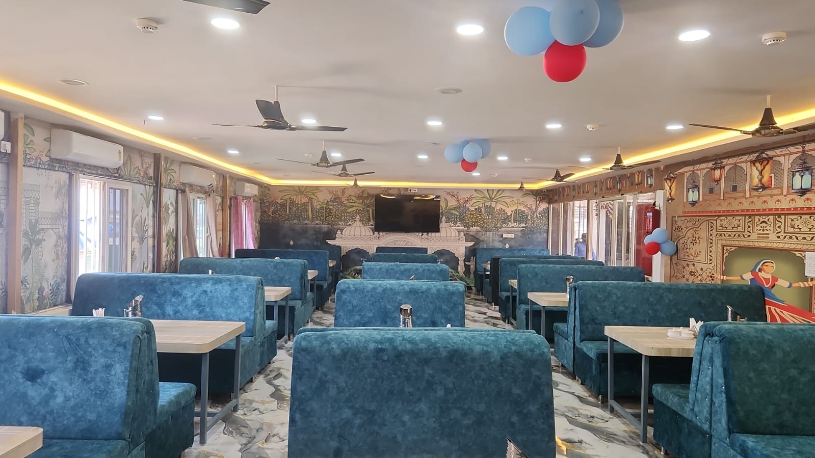 Restaurants & Cafes